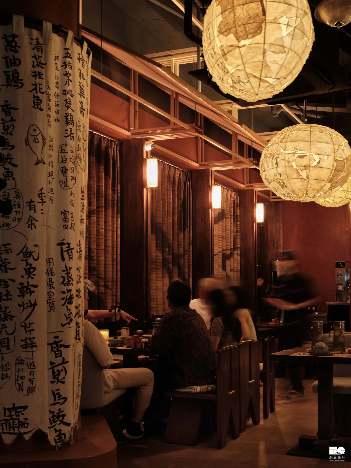 广州土豆頭酒馆 — 灯笼与吧台通道
