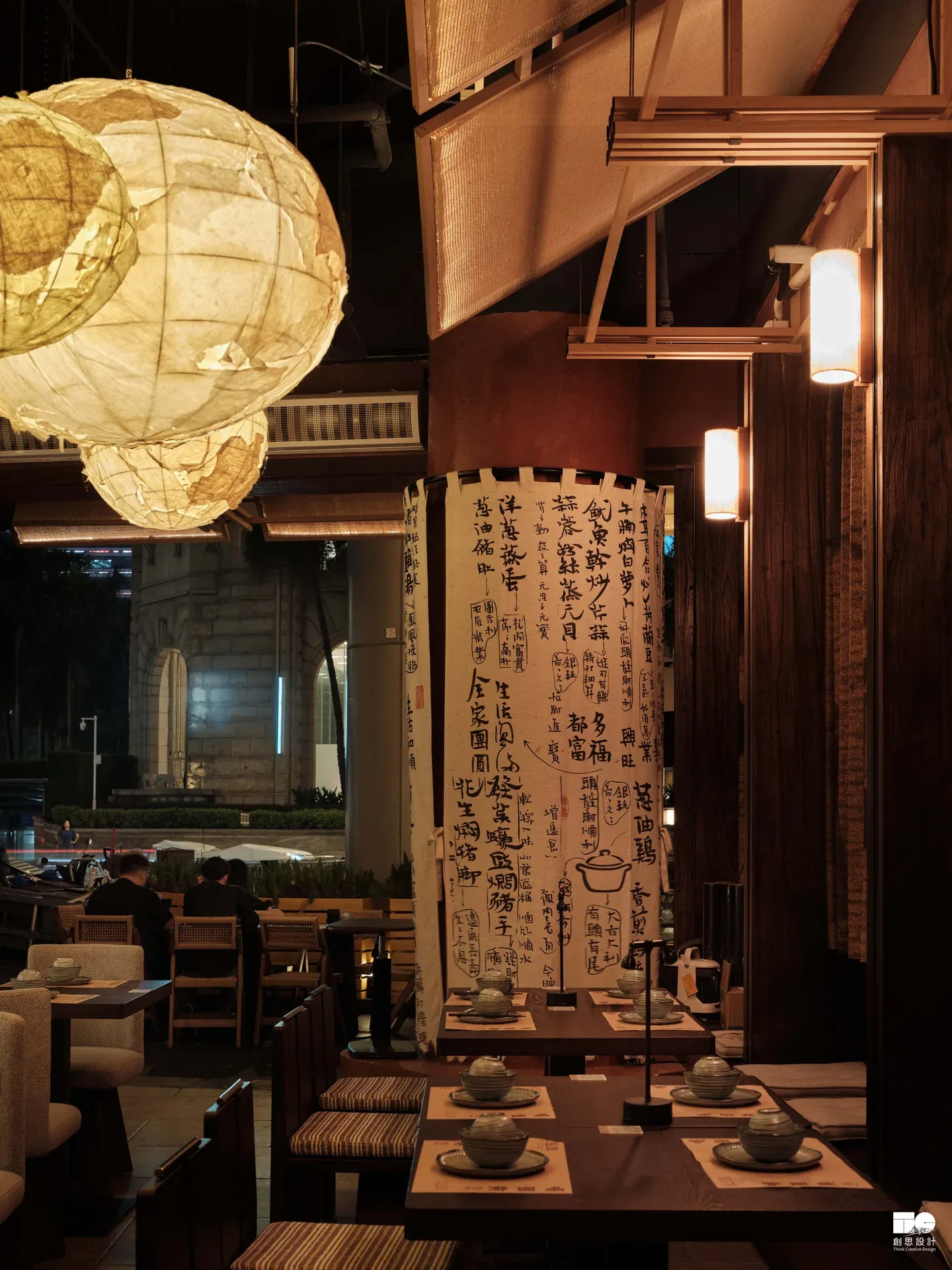 广州土豆頭酒馆 — 室内外衔接的座席