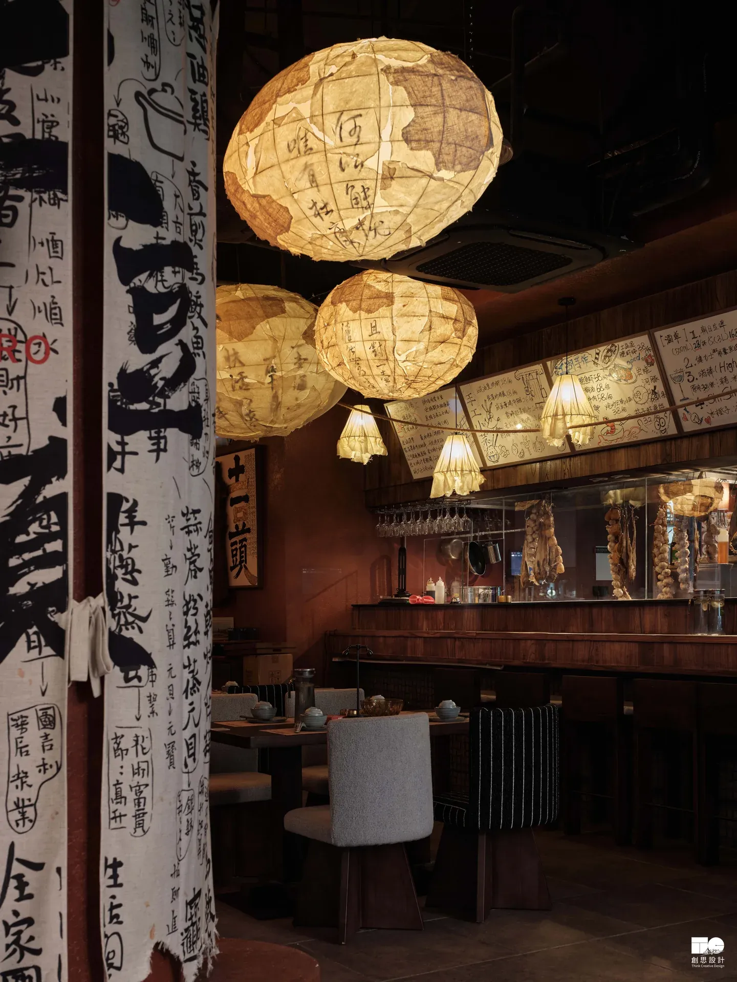 广州土豆頭酒馆 — 手工艺术灯与室内座席